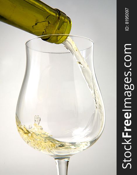 White wine and glass mouvement liquidon a white background