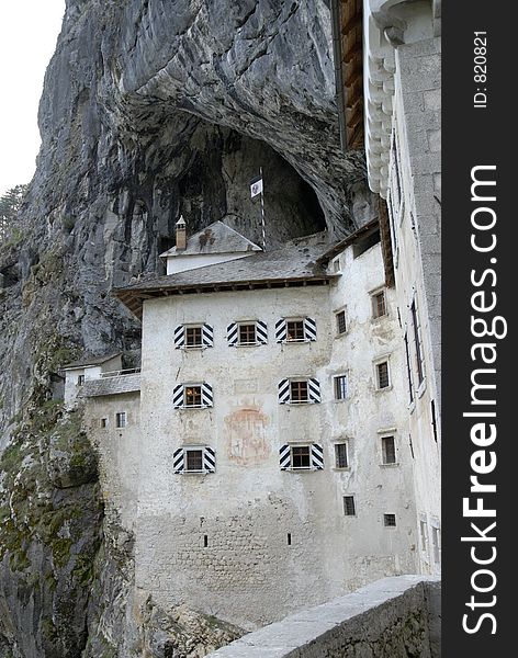 Castle in a cave Castello costruito all'ingresso di una grotta. Castle in a cave Castello costruito all'ingresso di una grotta