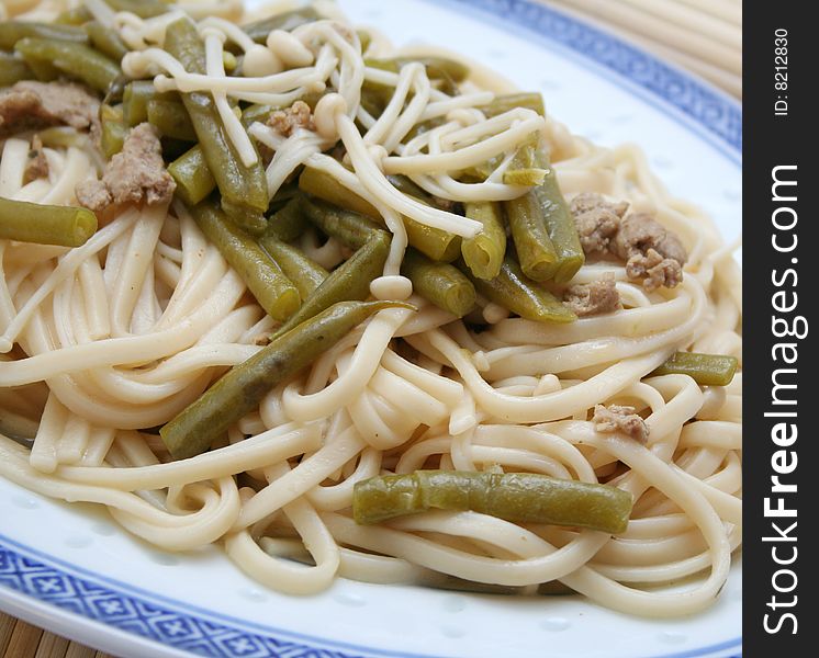 Japanese udon noodles with enorki mushrooms and beans