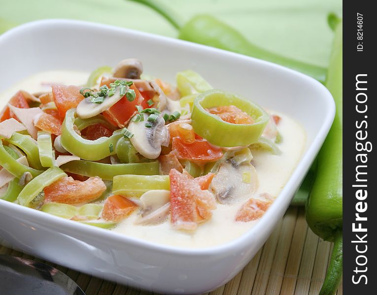 A fresh stew of paprika, tomatoes and mushrooms