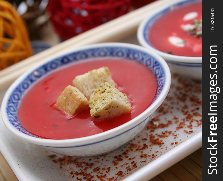 A fresh soup of tomatoes with some croutons