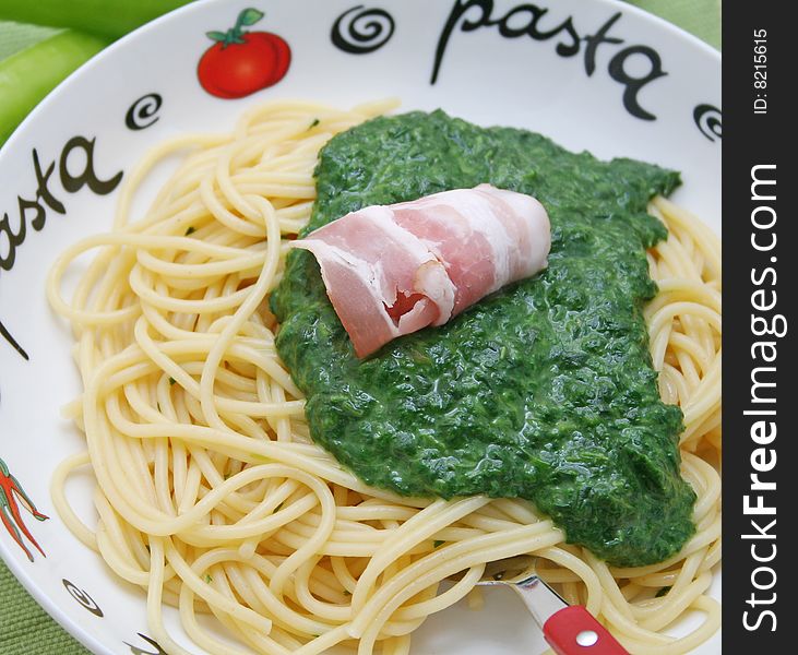 Fresh italian pasta with spinach and ham
