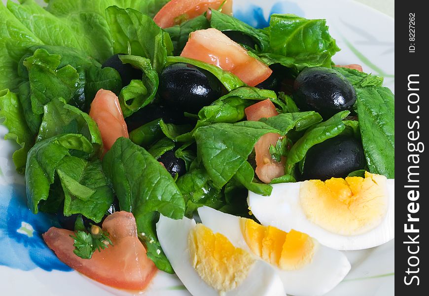 Vegetable salad with tomatoes, spinach and olives