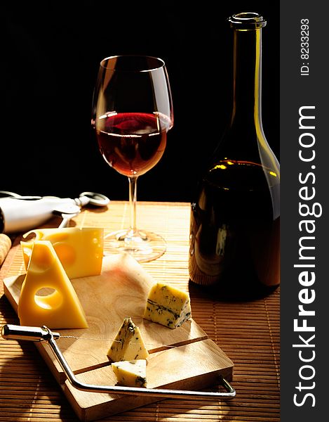 Red wine with slices of cheese