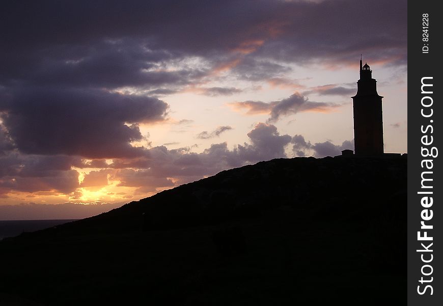 Torre de hercules al atardecer.
Hercules tower at sunset