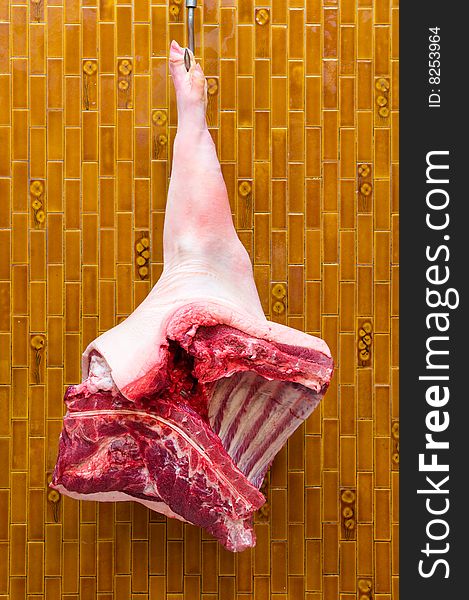 Fore leg of Italian pork. 	
Forequarter of pork attached to a hook