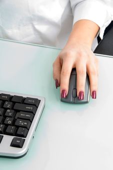 Mouse In Hand And Keyboard Royalty Free Stock Photography Mouse In Hand And Keyboard Royalty Free Stock Photography