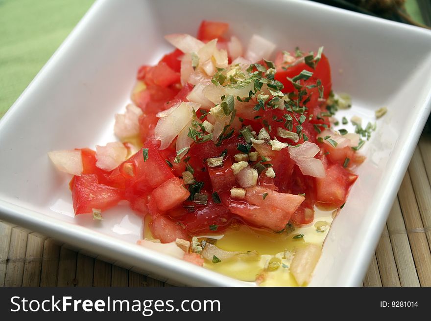 A fresh salad of tomatoes and onions