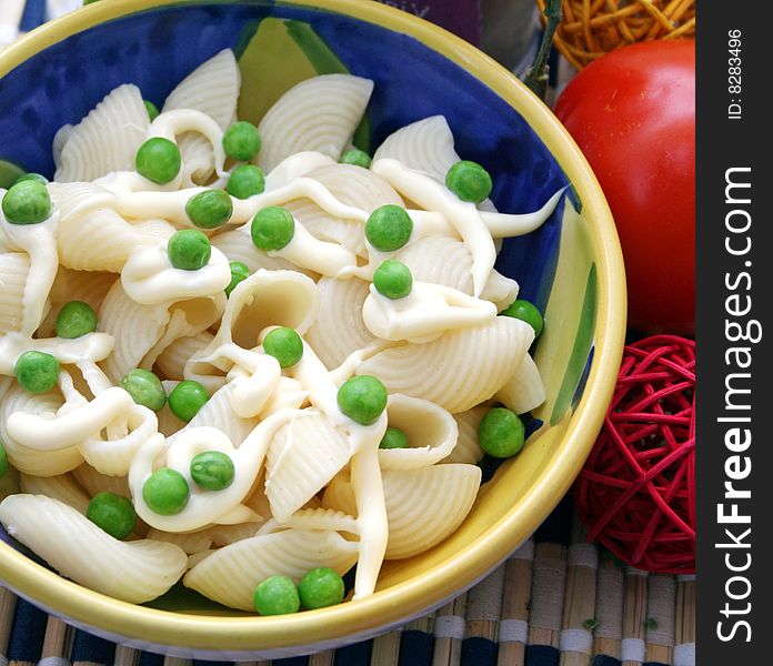 A fresh salad of noodles and peas