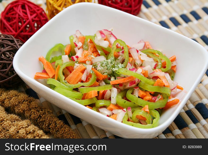 A fresh salad of paprika, radish and carrots