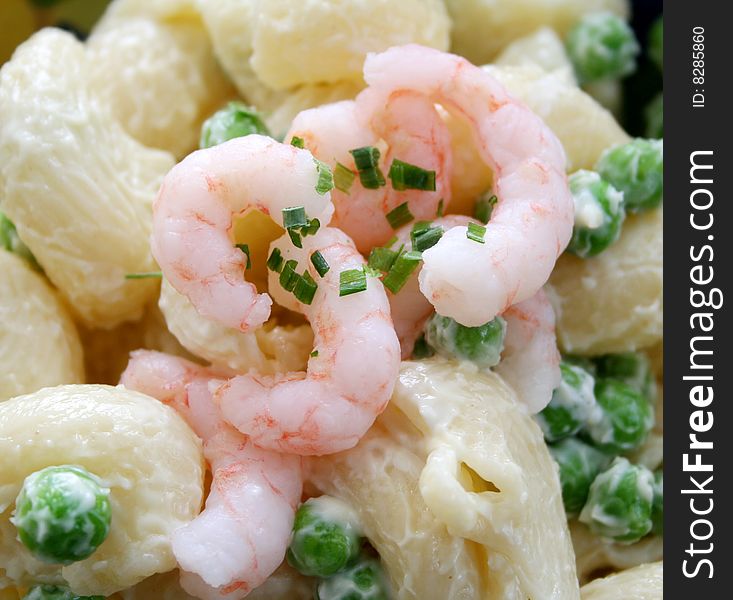 A salad of noodles and peas with prawns