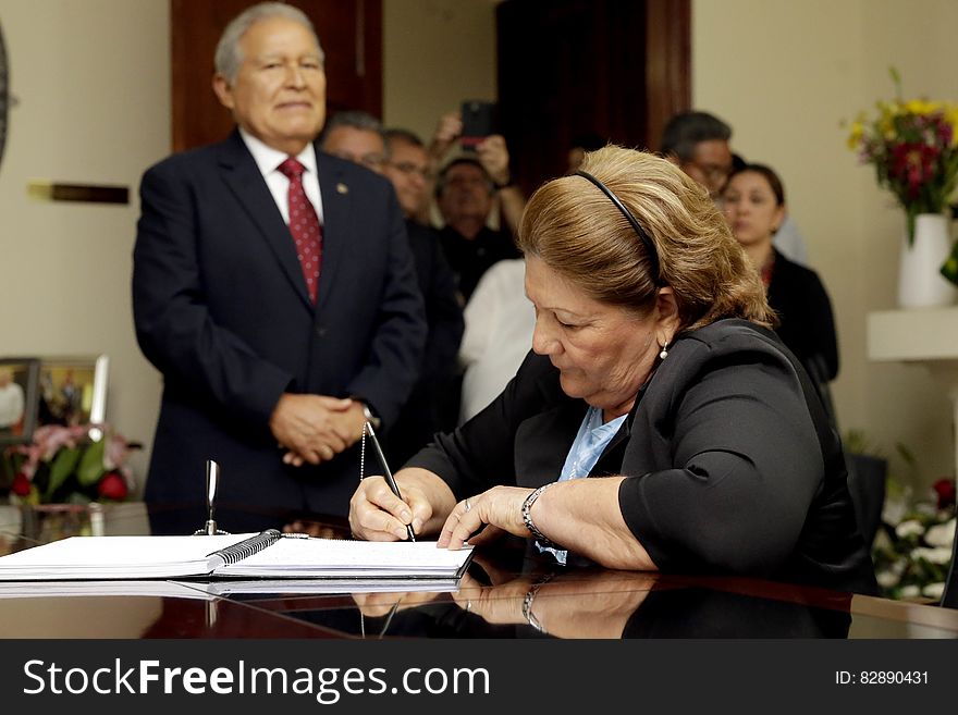 Presidente Presenta Sus Condolencias En Embajda De Cuba