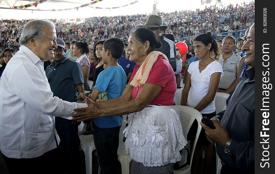 El Presidente Salvador Sánchez Cerén participó esta mañana en el acto donde se entregaron escrituras de propiedad a unas 6 mil personas. En la actividad acompañaron al presidente la presidenta del Instituto Salvadoreño de Transformación Agraria &#x28;ISTA&#x29; Carla Alvanés; el ministro de Agricultura Orestes Ortez; el ministro de Gobernación y Desarrollo Teritorial Arístides Valencia; el director ejecutivo del Centro Nacional del Registro &#x28;CNR&#x29; Rogelio Canales. El Presidente Salvador Sánchez Cerén participó esta mañana en el acto donde se entregaron escrituras de propiedad a unas 6 mil personas. En la actividad acompañaron al presidente la presidenta del Instituto Salvadoreño de Transformación Agraria &#x28;ISTA&#x29; Carla Alvanés; el ministro de Agricultura Orestes Ortez; el ministro de Gobernación y Desarrollo Teritorial Arístides Valencia; el director ejecutivo del Centro Nacional del Registro &#x28;CNR&#x29; Rogelio Canales.