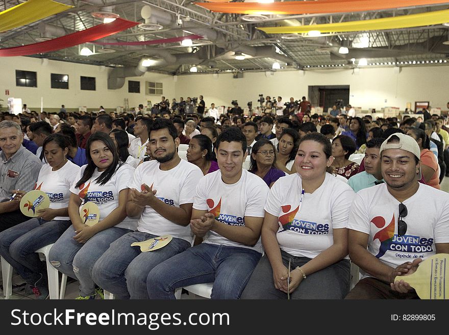 El presidente Salvador SÃ¡nchez CerÃ©n participÃ³ esta maÃ±ana en la entrega de capital semilla a inicitivas de emprendimiento juvenil atravÃ©s de los programas &#x22;Seamos Productivos&#x22; en el marco del program,a de Empleo y empleabilidad &#x22;JÃ³venES con todo&#x22;. En el evento acompaÃ±aron al presidente el minsitro de EducaciÃ³n Carlos Canjura, el director y representante de la OrganizaciÃ³n de Estados Iberoamericanos, OEI, Roberto Cuellar, y la directora de Injuve Yeymi MuÃ±oz. El presidente Salvador SÃ¡nchez CerÃ©n participÃ³ esta maÃ±ana en la entrega de capital semilla a inicitivas de emprendimiento juvenil atravÃ©s de los programas &#x22;Seamos Productivos&#x22; en el marco del program,a de Empleo y empleabilidad &#x22;JÃ³venES con todo&#x22;. En el evento acompaÃ±aron al presidente el minsitro de EducaciÃ³n Carlos Canjura, el director y representante de la OrganizaciÃ³n de Estados Iberoamericanos, OEI, Roberto Cuellar, y la directora de Injuve Yeymi MuÃ±oz.