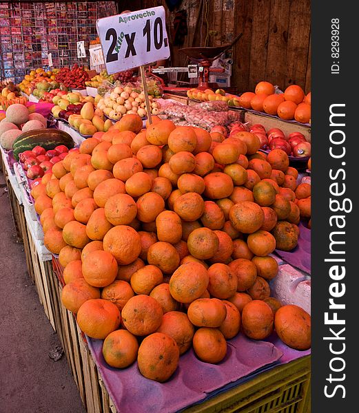 Un puesto de fruta en un mercado al aire libre. Un puesto de fruta en un mercado al aire libre