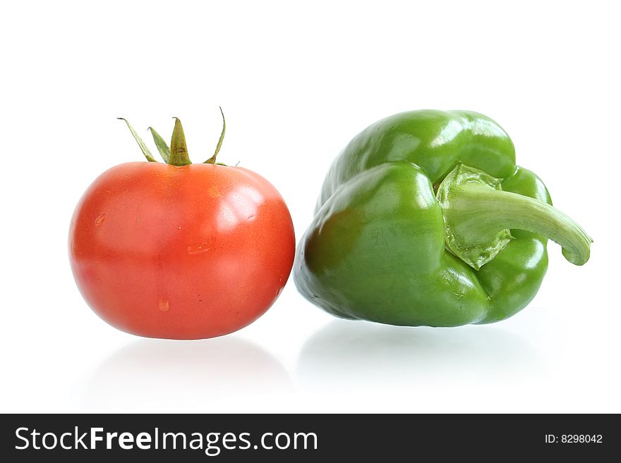Fresh tomato and pepper on white background。