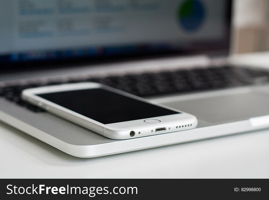 Silver Iphone 6 in Macbook Pro