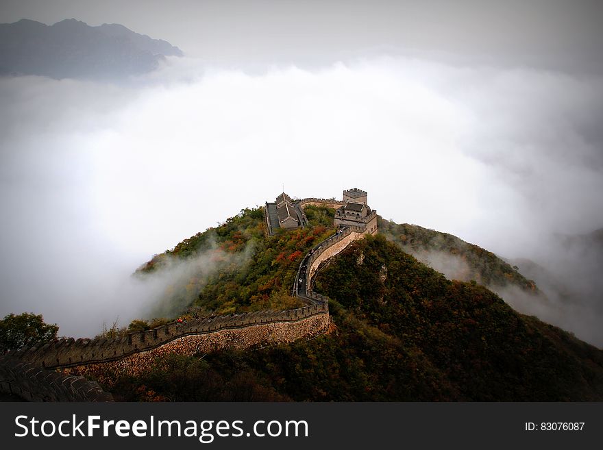 A view of the Great Wall of China in cloudy weather.