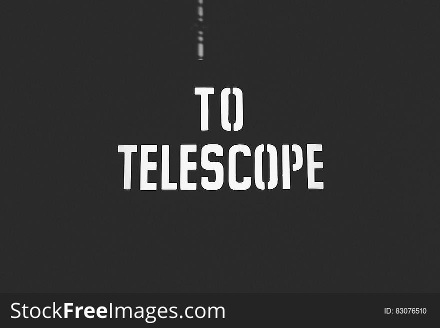 To telescope text in capital letters on a black background.