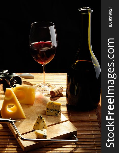 Red wine with slices of cheese