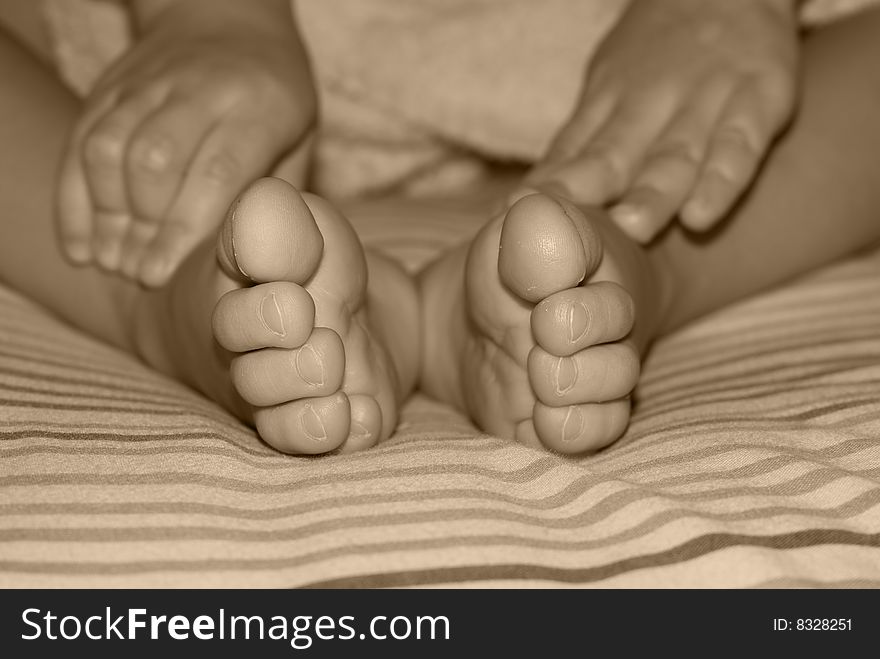 Black and white shot of a baby and his fingers and toes.