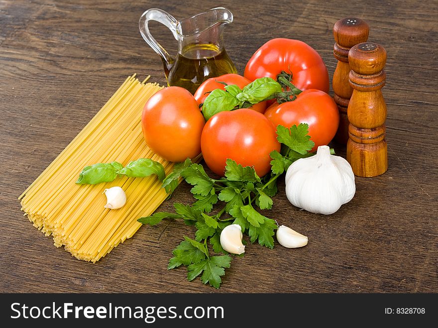 Spaghetti preparation: tomatoes, olive oil, garlic