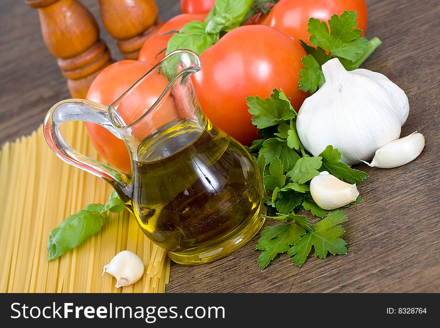 Spaghetti preparation: tomatoes, olive oil, garlic