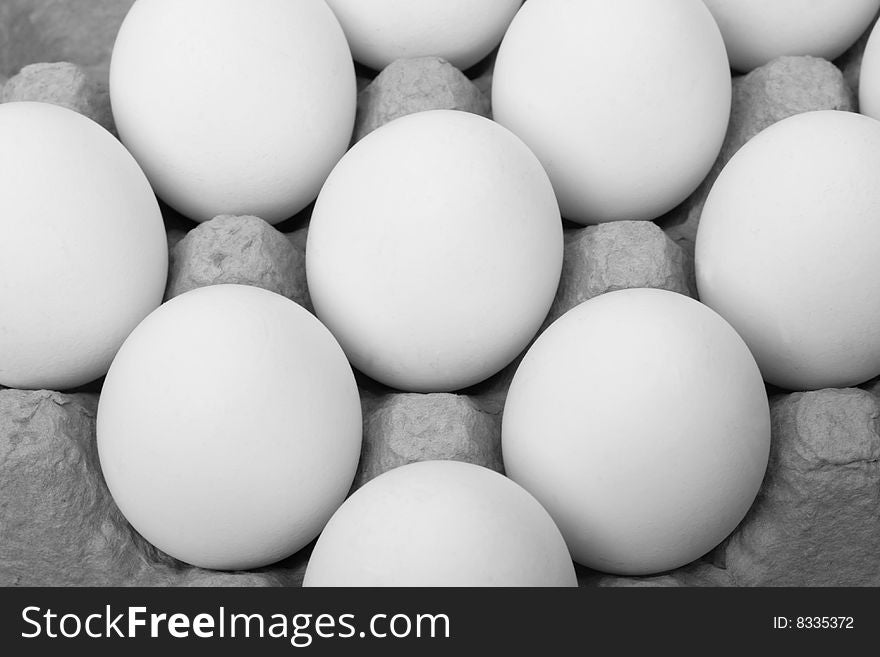 White chiken eggs in container