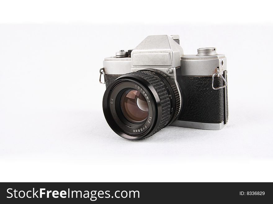 This is a antique 135 camera in a white background. This is a antique 135 camera in a white background