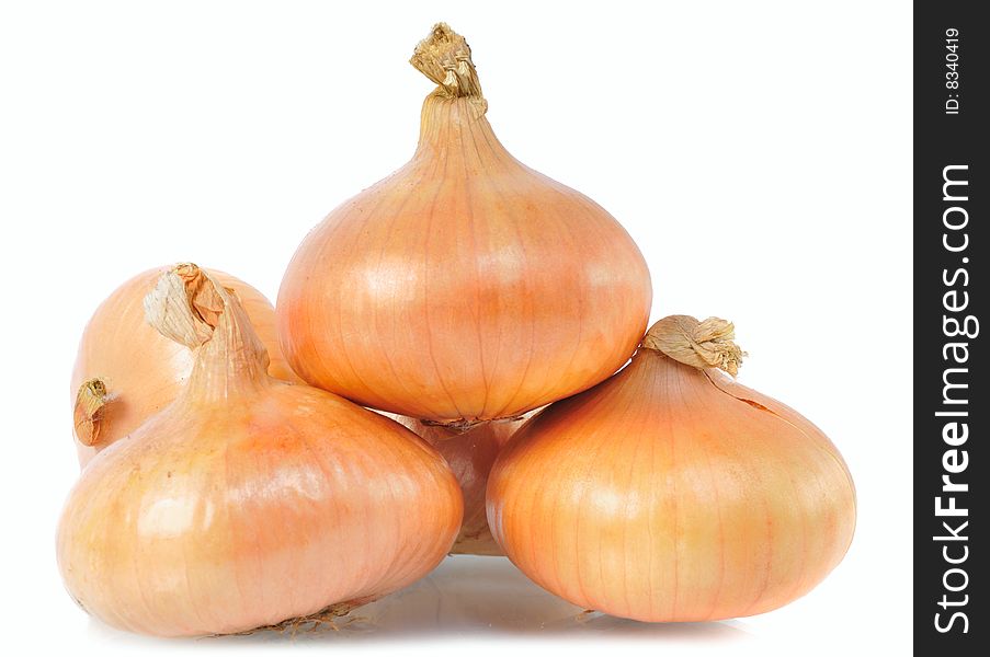 Heap onions; isolated on white