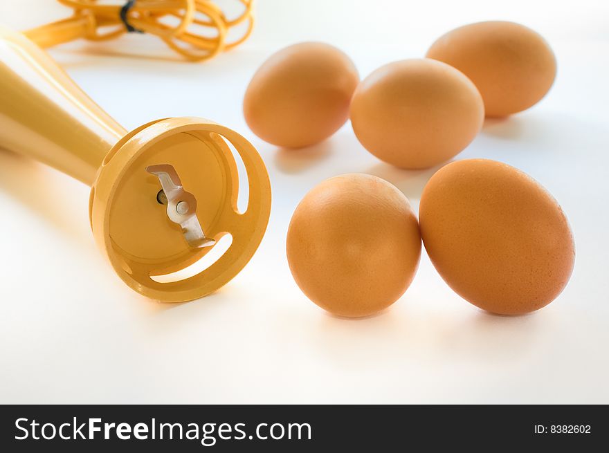 Eggs and electric hand blender