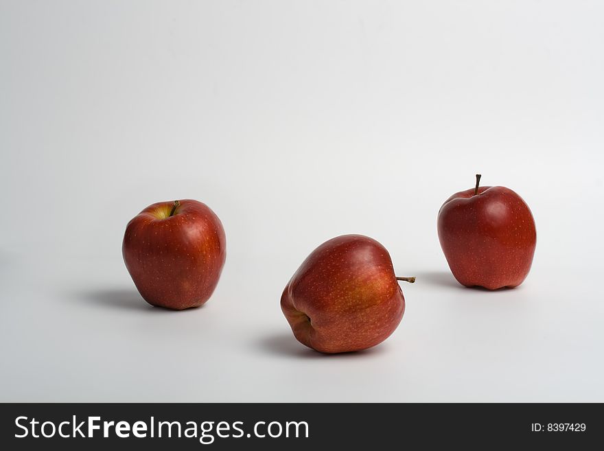 3 Red Apples