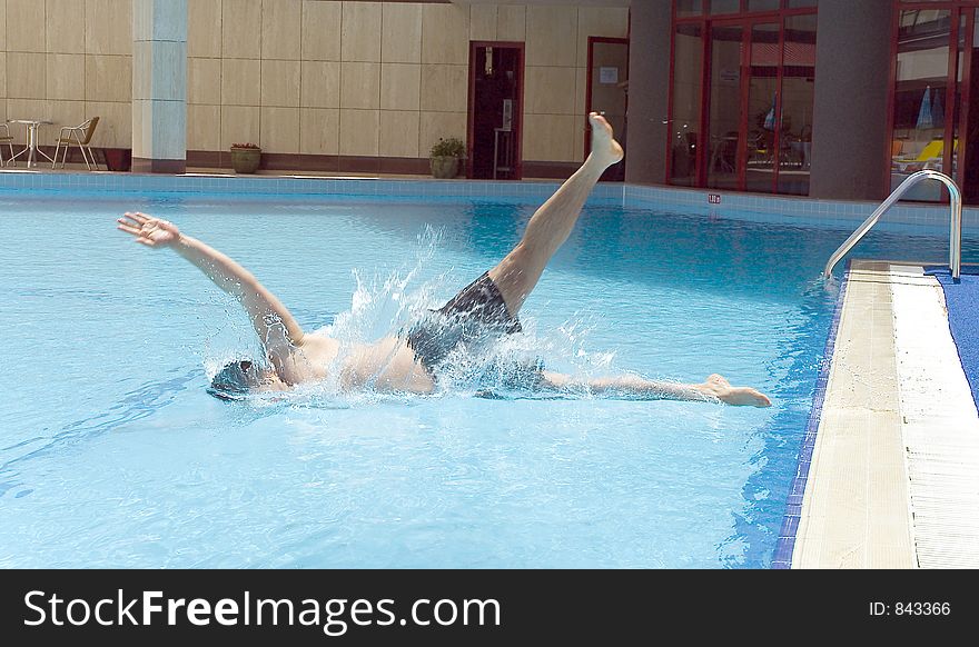 A fat man fals into the pool. A fat man fals into the pool