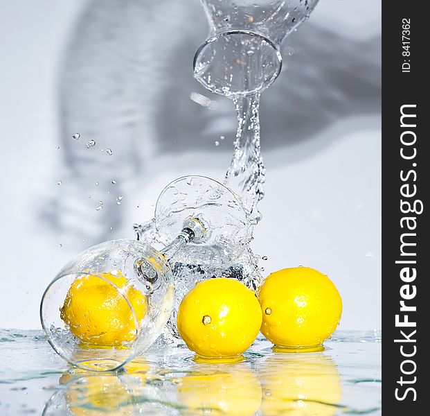 Lemon with spray water.  Creativ splashing. Lemon with spray water.  Creativ splashing