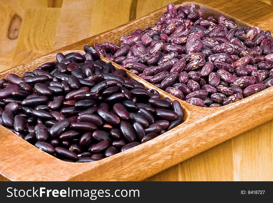 Kidney beans in wooden dish