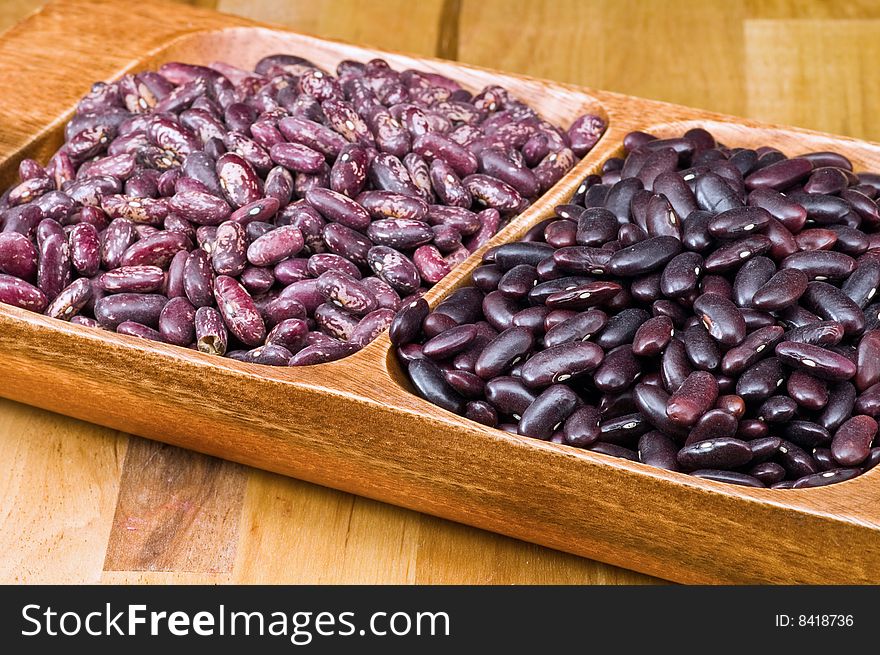 Kidney beans in wooden dish