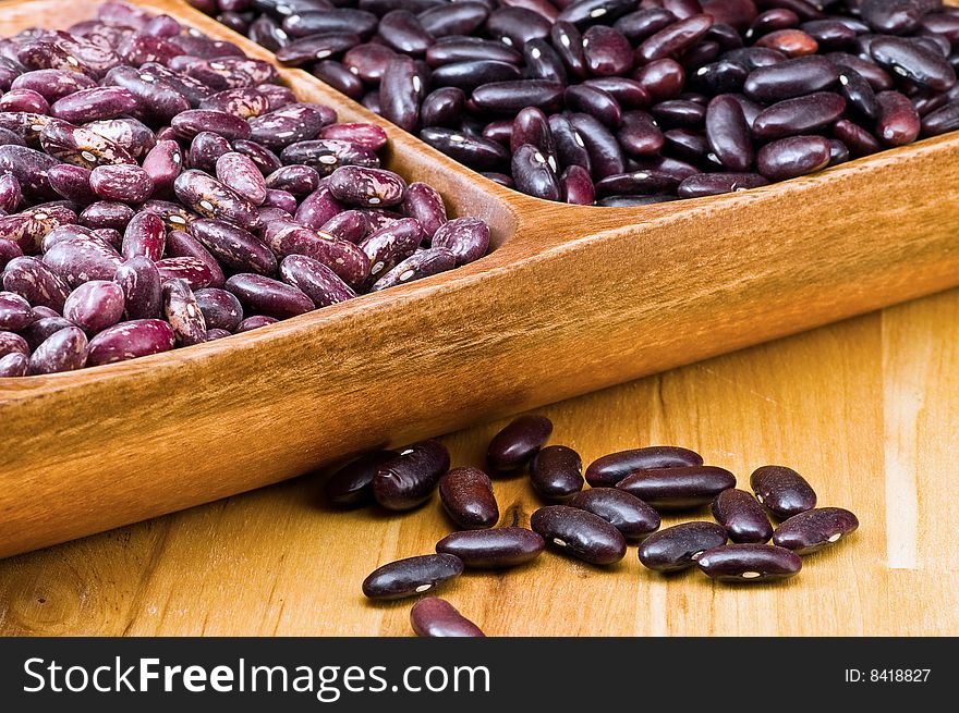 Kidney beans in wooden dish