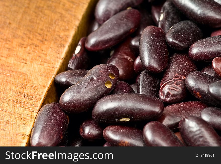 Kidney beans in wooden dish