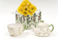 Teapot And Cup With Yellow Flowers Stock Photography Teapot And Cup With Yellow Flowers Stock Photography