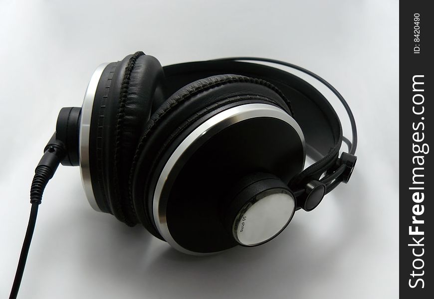 Professional headphones for monitoring audio