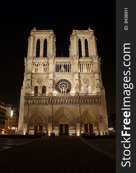 Notre dame de paris at night