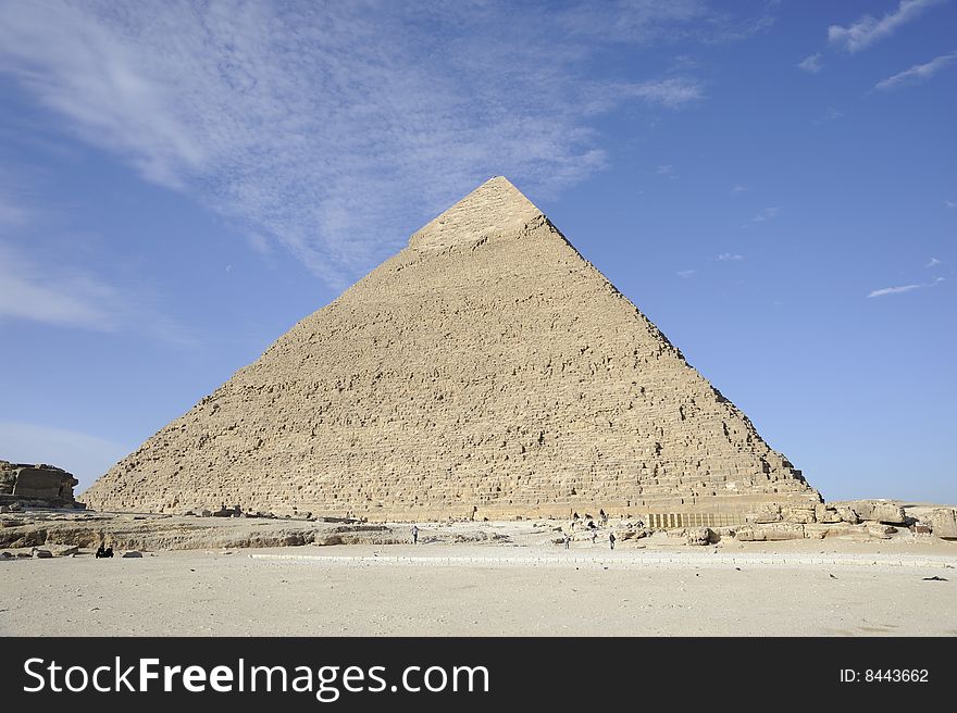 The last king to have built a pyramid at Giza was Mykerinos, the son of Khefren. The last king to have built a pyramid at Giza was Mykerinos, the son of Khefren.