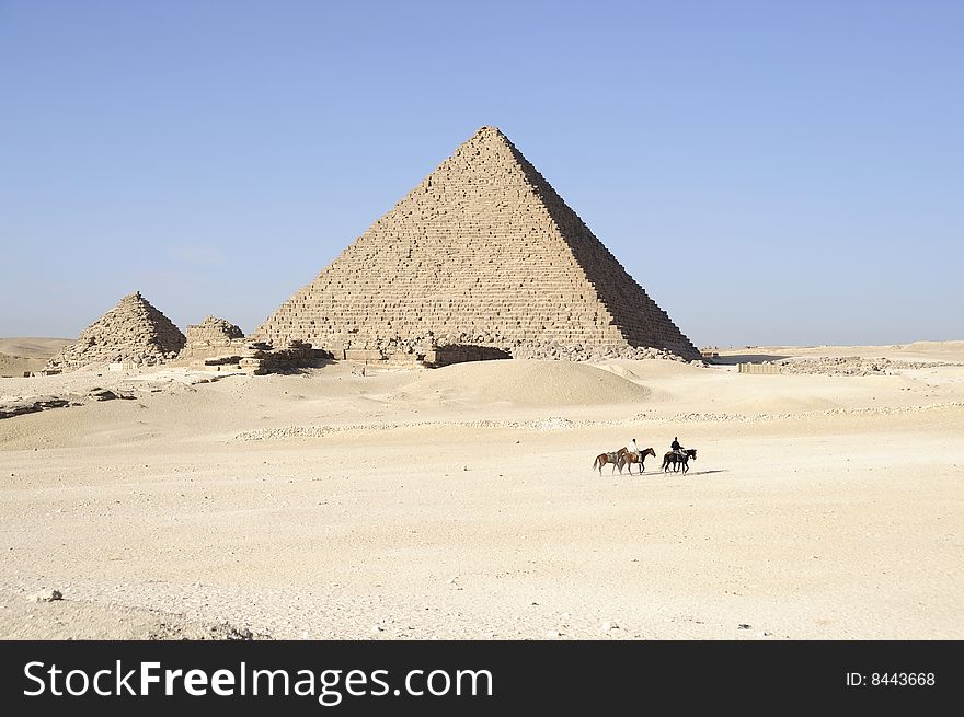 The last king to have built a pyramid at Giza was Mykerinos, the son of Khefren. The last king to have built a pyramid at Giza was Mykerinos, the son of Khefren.