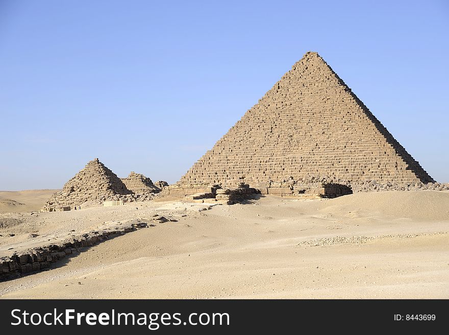 The last king to have built a pyramid at Giza was Mykerinos. The last king to have built a pyramid at Giza was Mykerinos