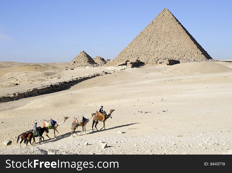 The last king to have built a pyramid at Giza was Mykerinos, the son of Khefren. The last king to have built a pyramid at Giza was Mykerinos, the son of Khefren.