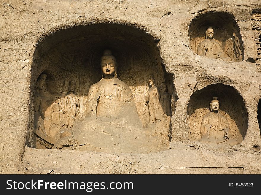 　　yungang caves, one of china's four most famous buddhist caves art treasure houses, is located about sixteen kilometers west of datong, shanxi province.