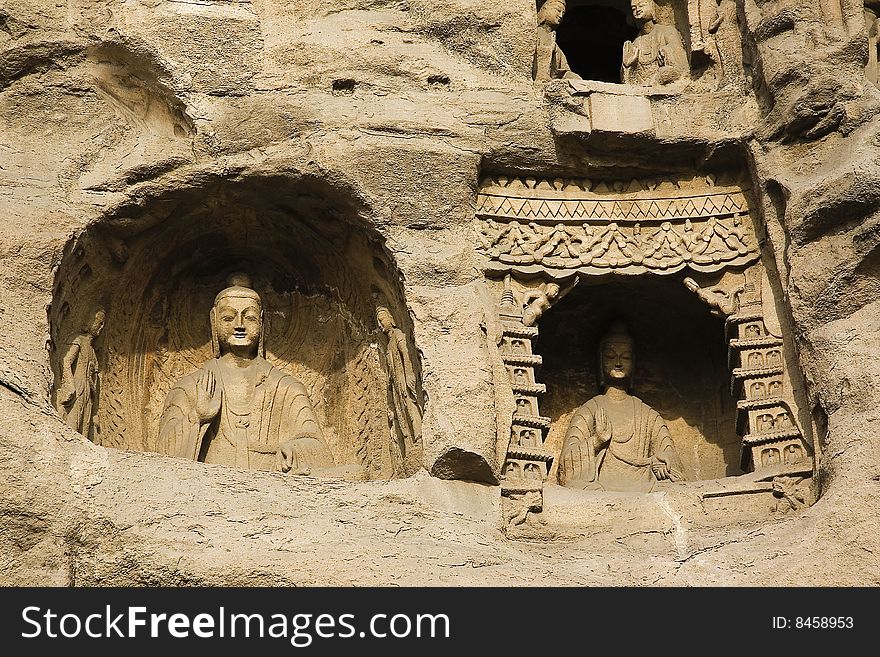 　　yungang caves, one of china's four most famous buddhist caves art treasure houses, is located about sixteen kilometers west of datong, shanxi province.