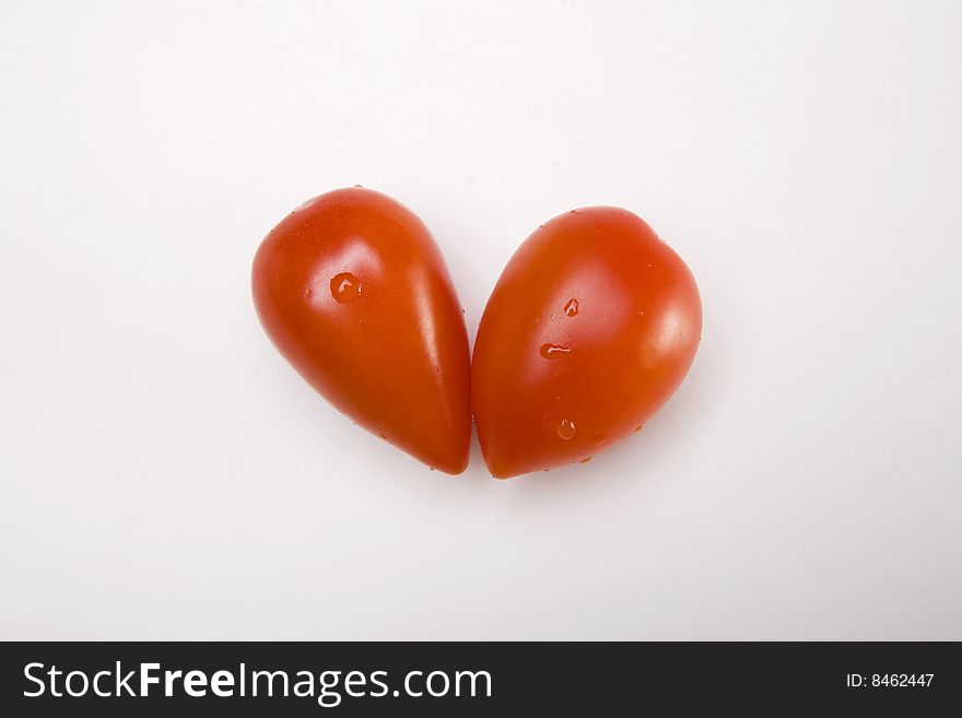 Two small tomatoes are a pair of good friend