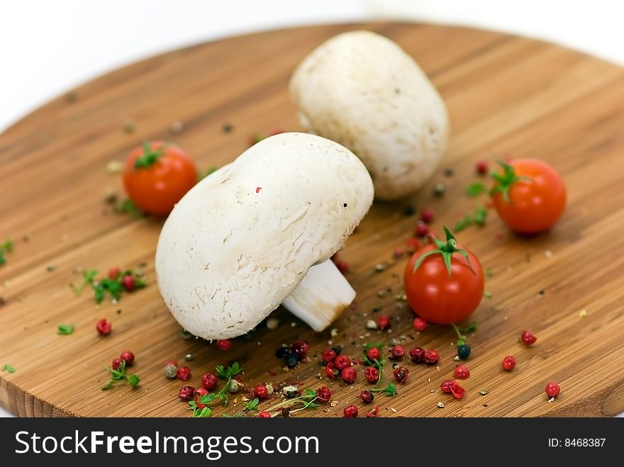 white and brown mushrooms - raw.