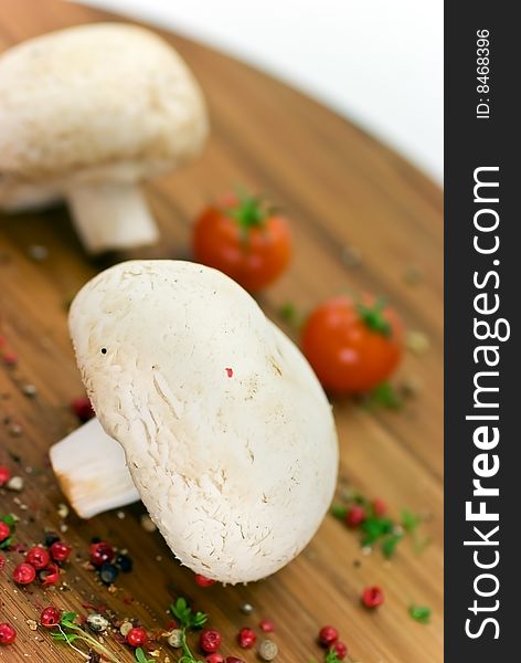 white and brown mushrooms - raw.